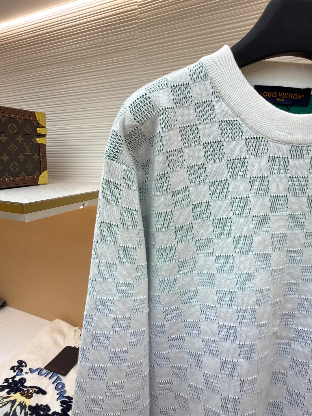 LOUIS VUITTON Checkerboard Gradient Jacquard Sweater ●Original version: Purchased and developed for 12200 ●Item number: 1681959-A85 ●Fabric: 100% cotton ●Technology: Jacquard production ●Color: Gradient color ●Version: Fitted version ●Weight: about 475 grams ●Size: S-M-L-XL ●Description: Made of 80 cotton, 20 wool blended wool. The bottom adopts multi-color inlay weaving method, and the face is imported and woven into a hollow checkerboard pattern, while showing the unique style of gradient technology. Garment washing removes wool residue, leaving the upper body softer. Signature embroidered logo at chest. This cotton long-sleeve sweater is updated with a jacquard mesh knitting technique that embodies the Damier pattern, creating a gradient effect in elegant tones, while adding a sophisticated touch with the Marque L.Vuitton Déposée embroidered patch at the rear. The overall wiring is straight and delicate, the fabric is comfortable and soft, and the color is consistent without color difference. It can be matched with the same style to create a fashionable look and control various occasions. Customized accessories, complete with three standards, same style for men and women!